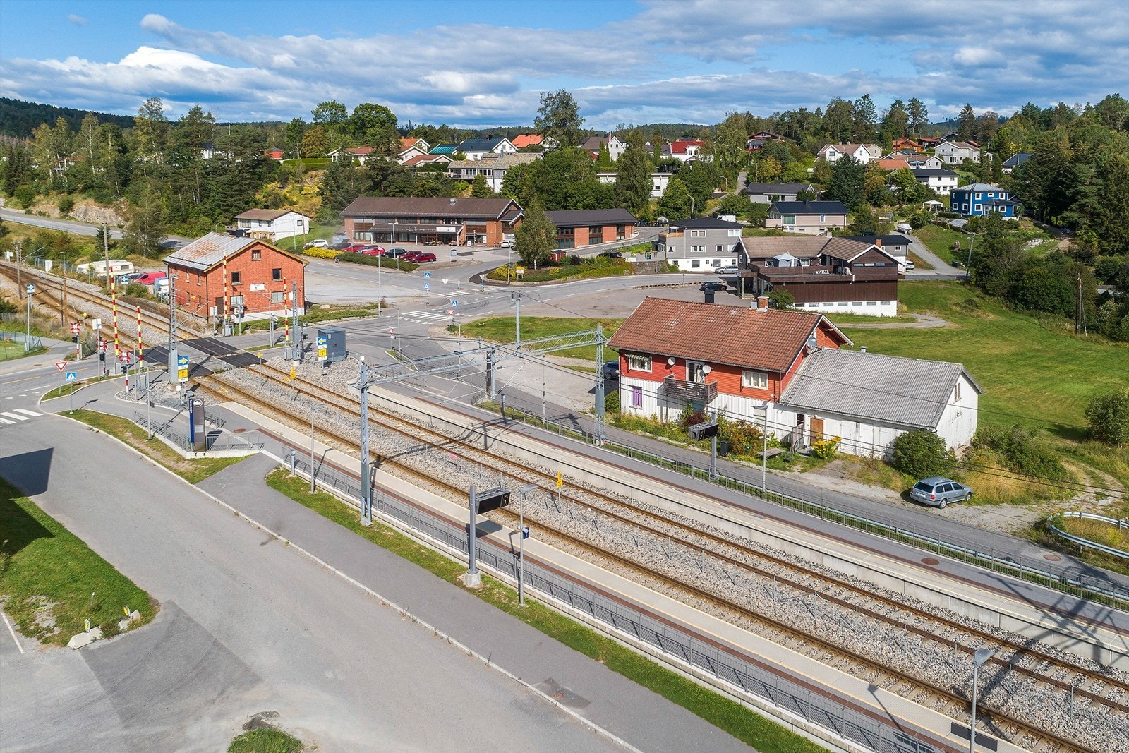 Toget som går mellom Mysen og Oslo, stopper på Tomter stasjon Galleribilde