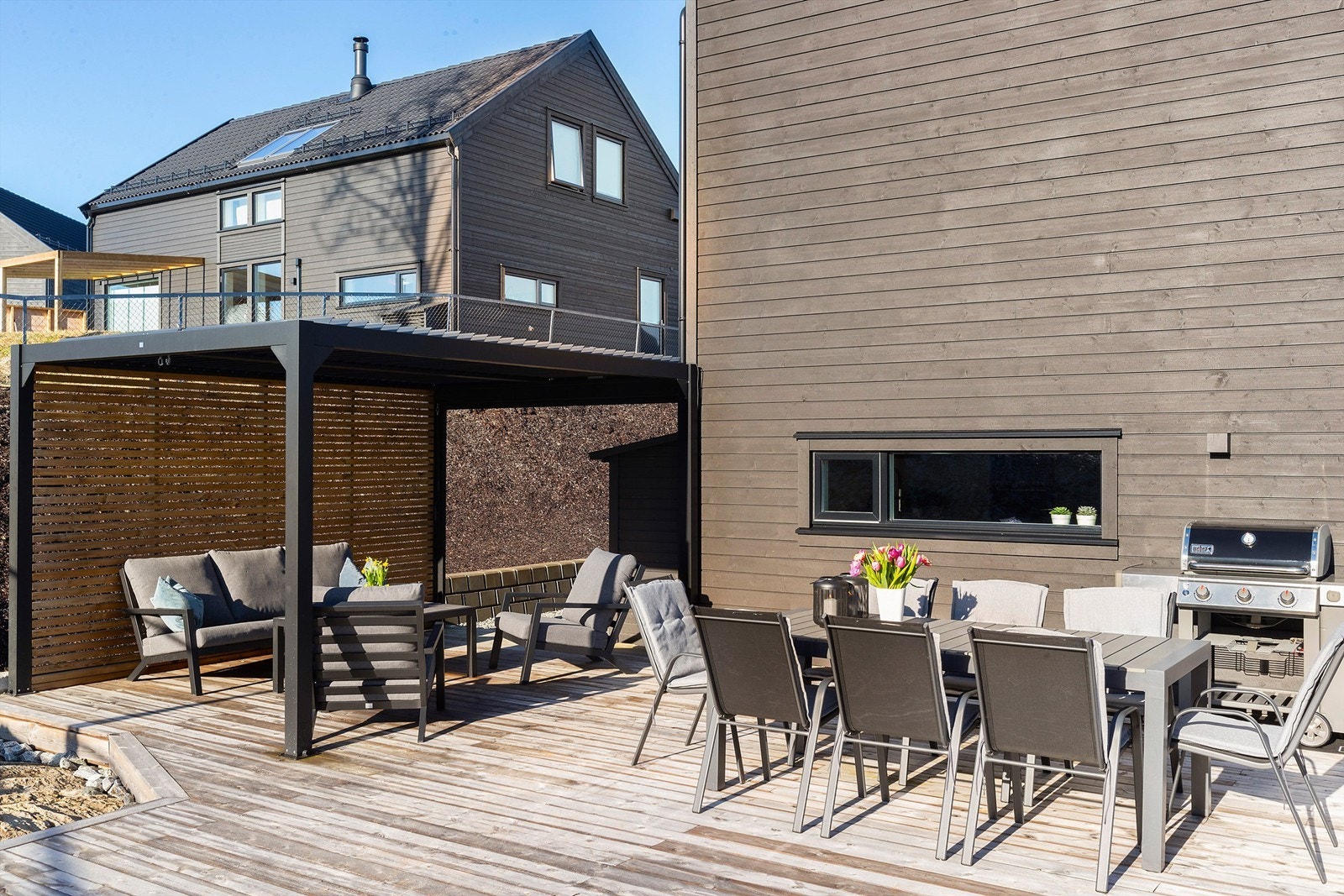 Terrassen er på ca. 102 kvm. Galleribilde