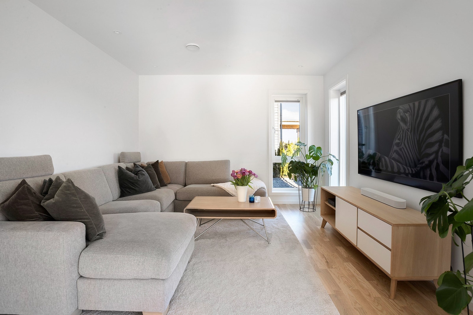 Stuen kan innredes med stor hjørnesofa, bord, TV og tilhørende møblement Galleribilde