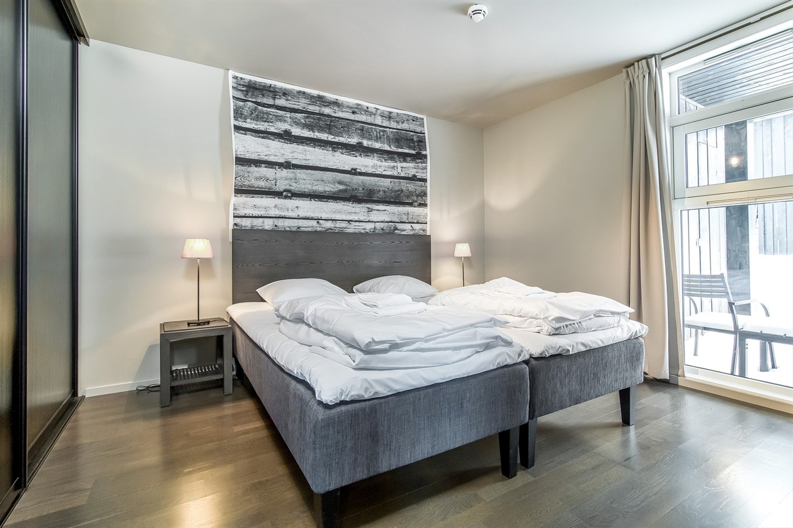 Illustrasjonsfoto. Mulighet for å plassere et privat, låsbar skap i skyvedørsgarderoben i hovedsoverommet. Galleribilde