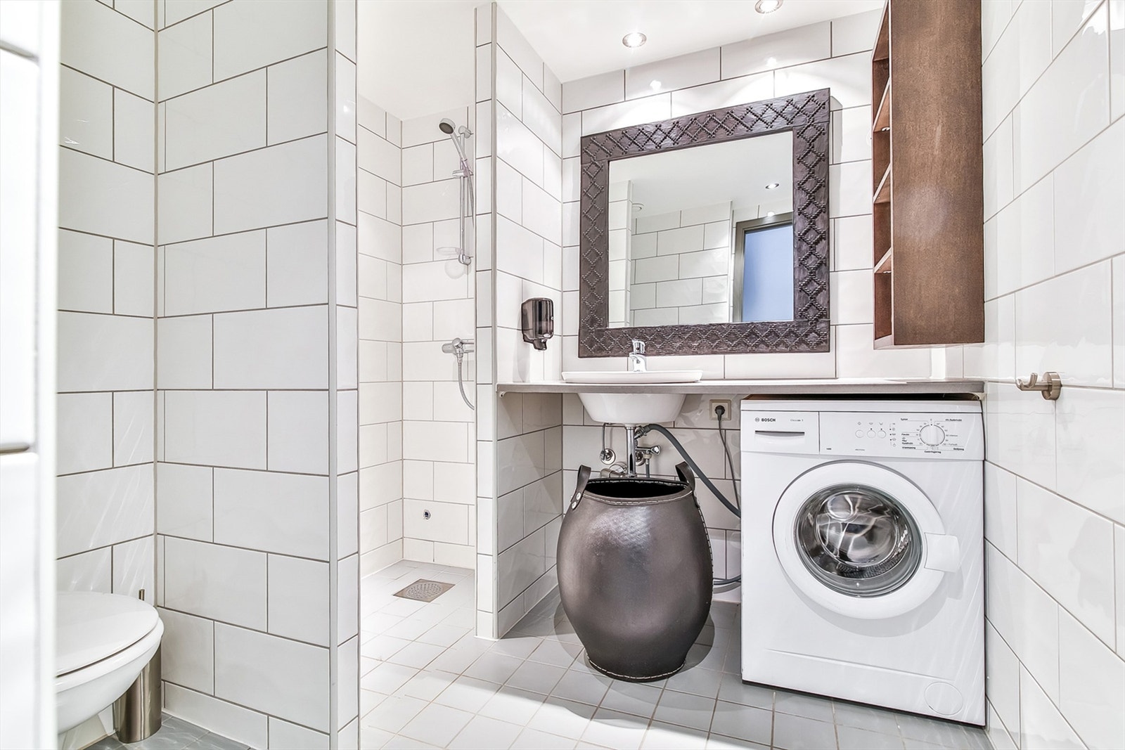 Lekkert flislagt bad/wc med vaskemaskin Galleribilde