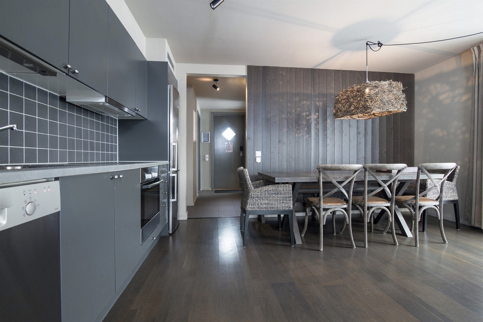 Illustrasjonsfoto. Delikat, fullutrustet kjøkken med integrerte hvitevarer. Ett av kjøkkenskapene er låsbart til privat lagring for eier. Galleribilde