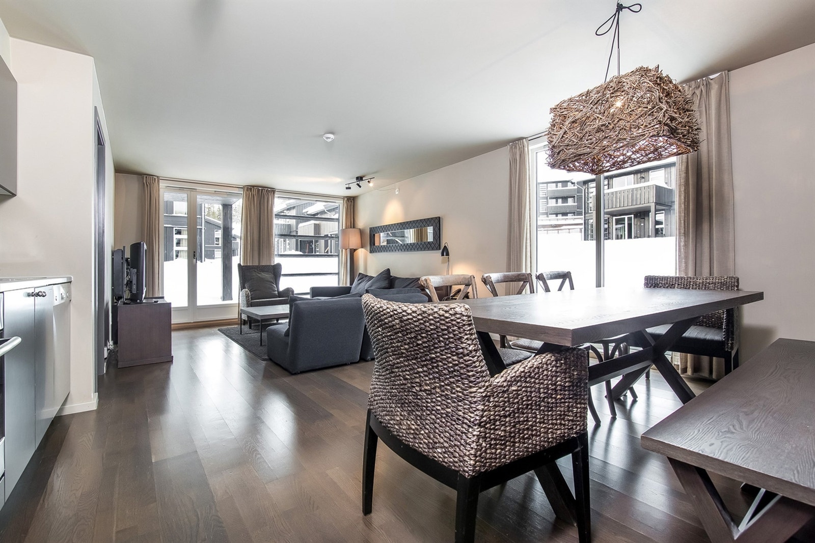 Illustrasjonsfoto. Romslig stue med god plass til familie og venner. Galleribilde