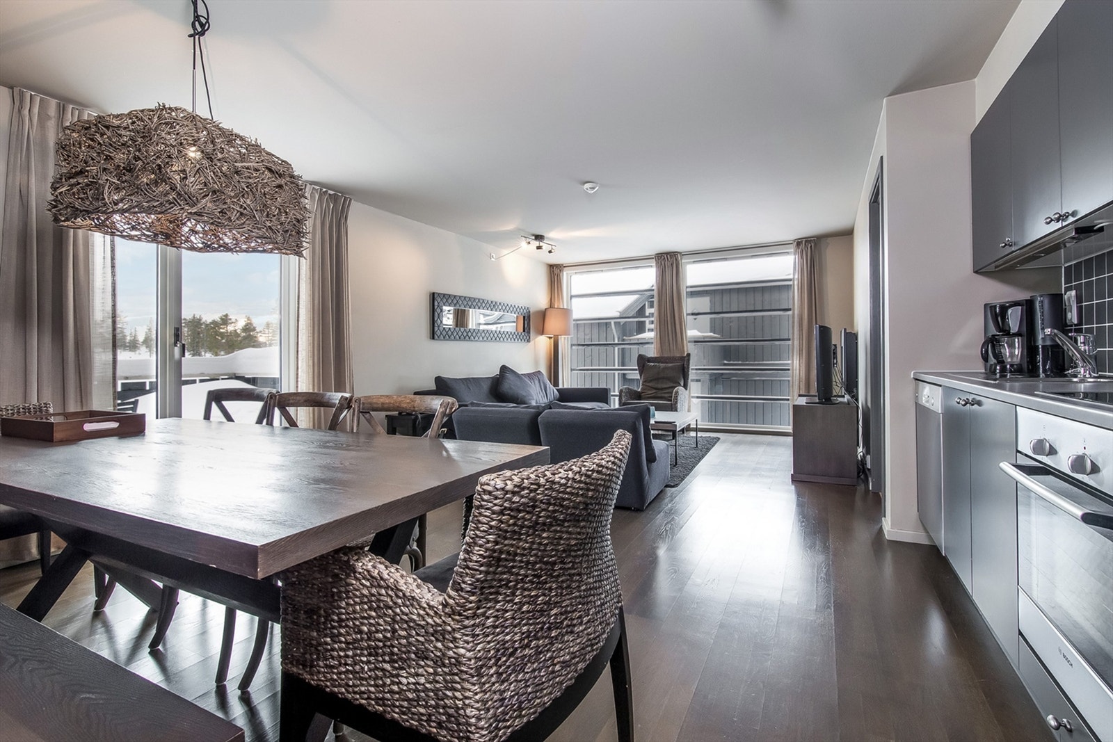 Illustrasjonsfoto. Leiligheten er fullrigget for et godt ferieliv; møbler, kopper og kar samt integrerte hvitevarer på kjøkken. Galleribilde