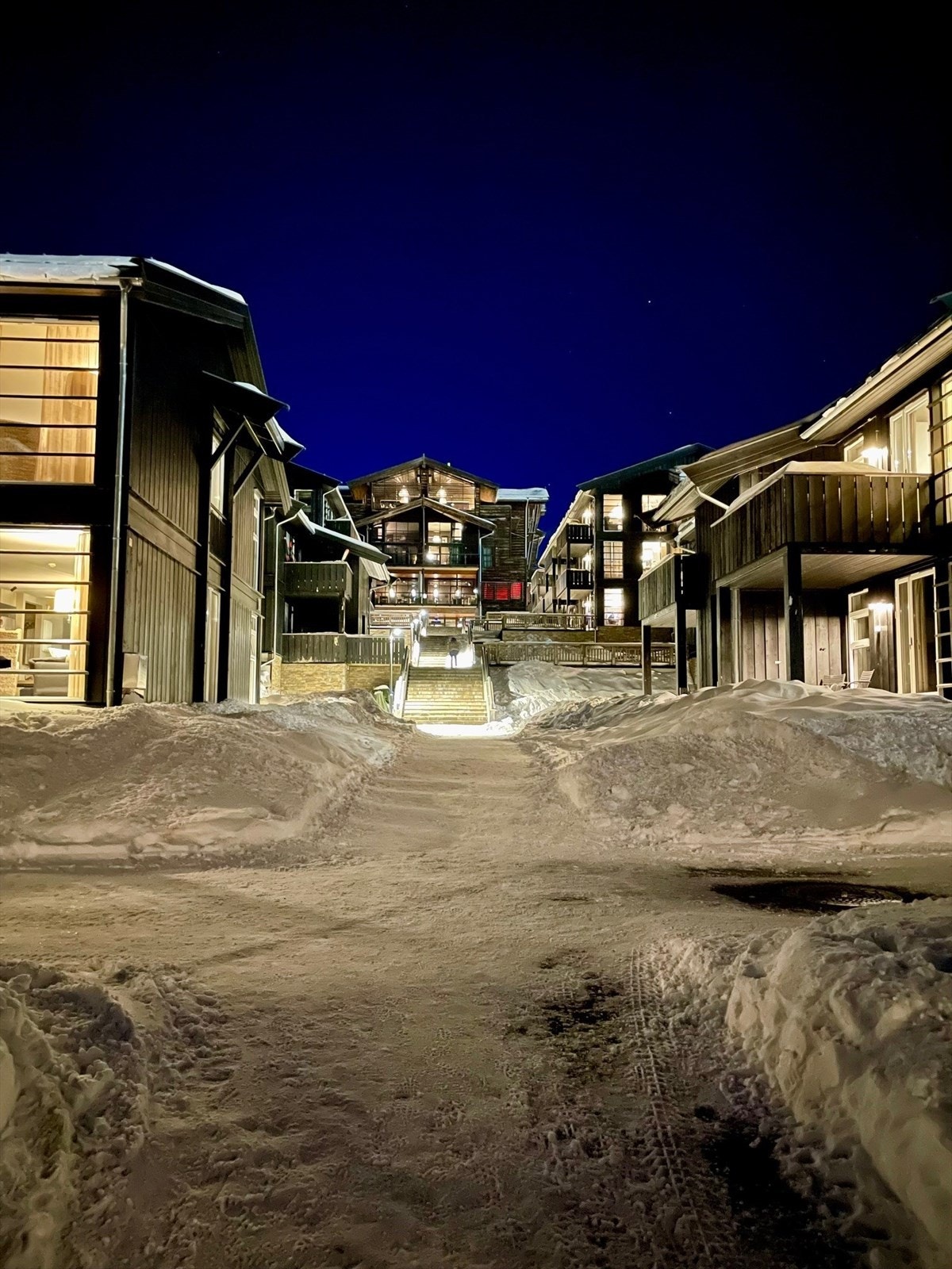 Gangvei fra Landsbyen til hotellet. Galleribilde