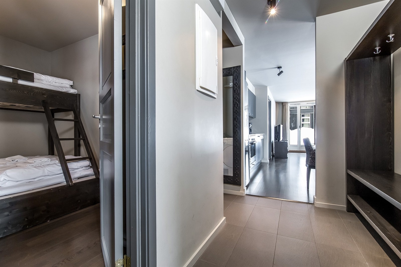 Illustrasjonsfoto. Gang/entré med god plass til sko og ytterklær. Galleribilde