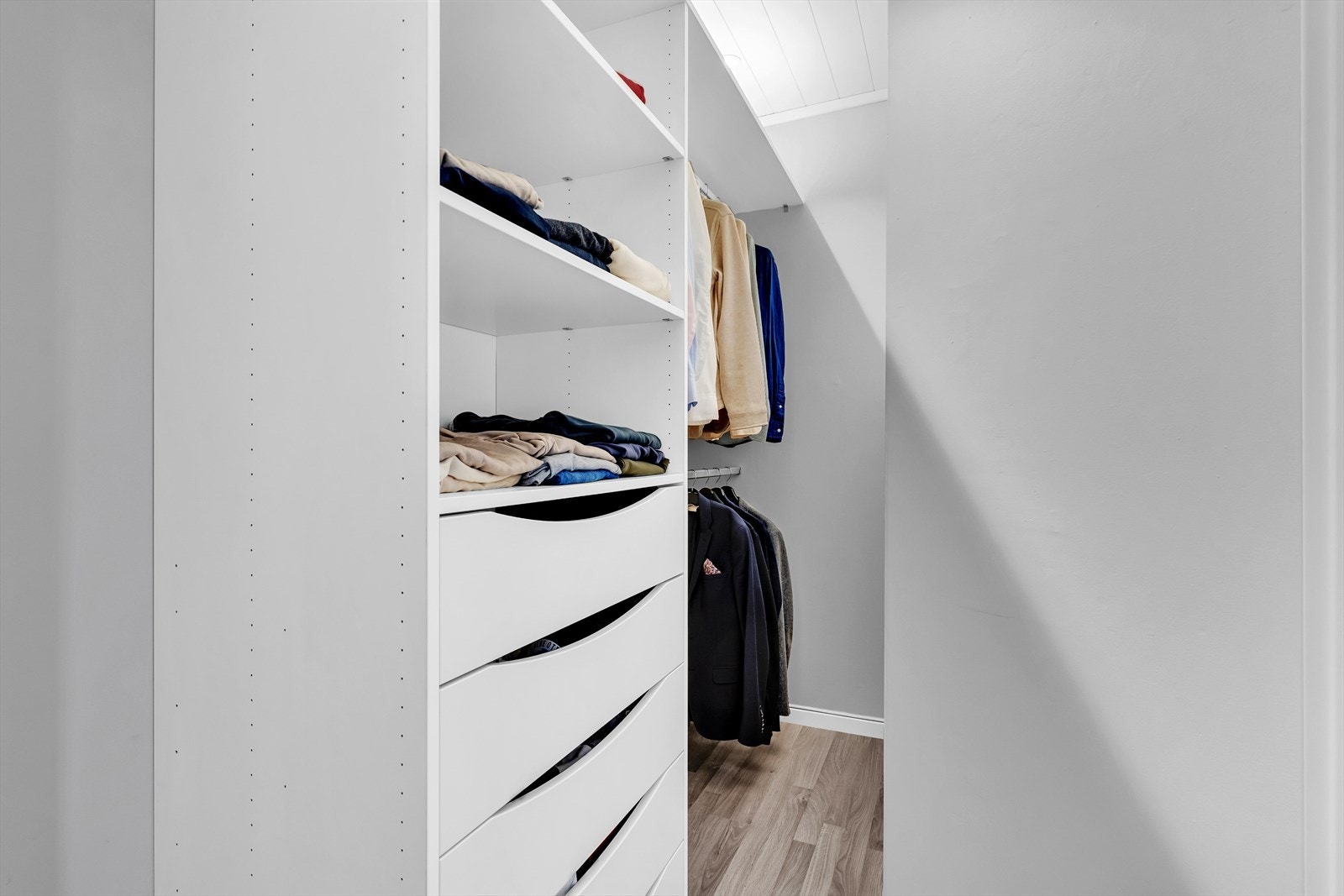 Walk-in closet. Galleribilde