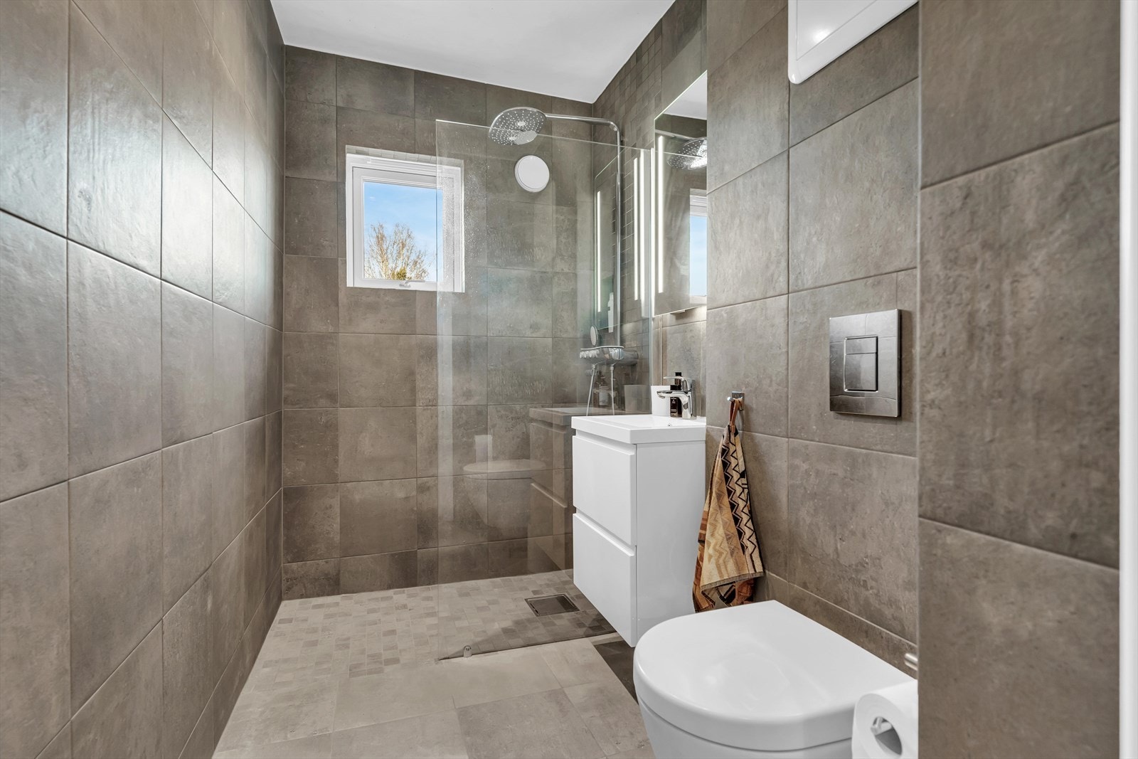 Moderne og delikat bad med fliser på gulv og vegg. Galleribilde