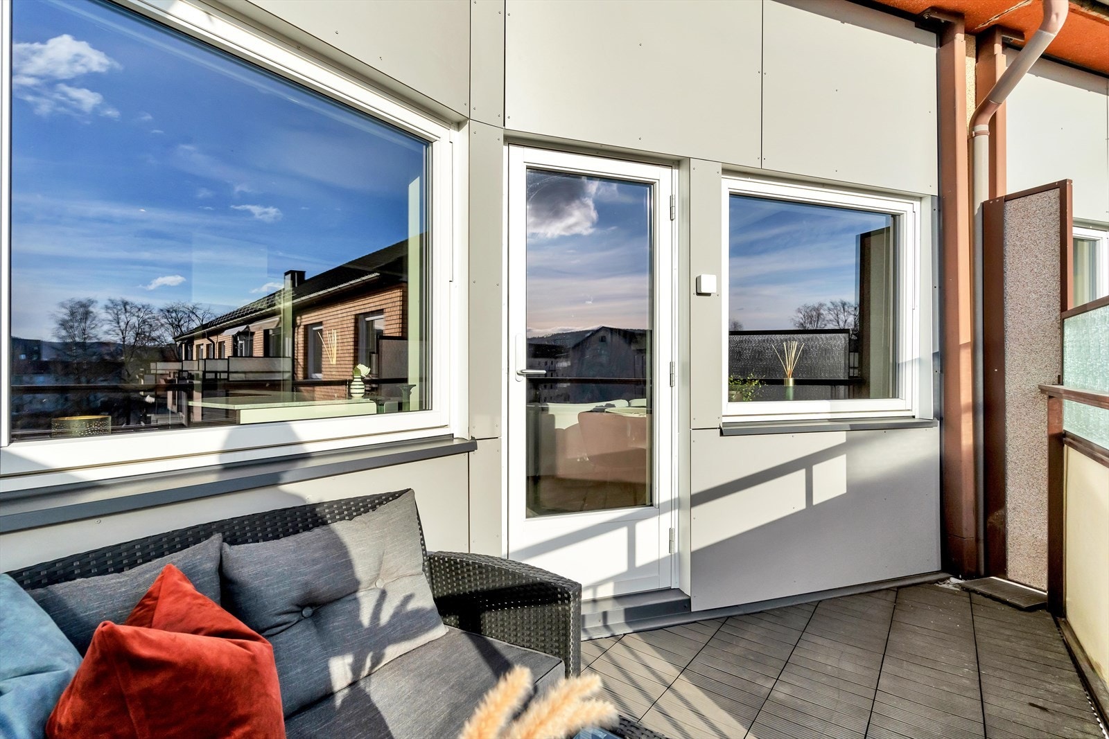 Fra stuen har du adkomst til romslig balkong, med plass til utemøblement. Galleribilde