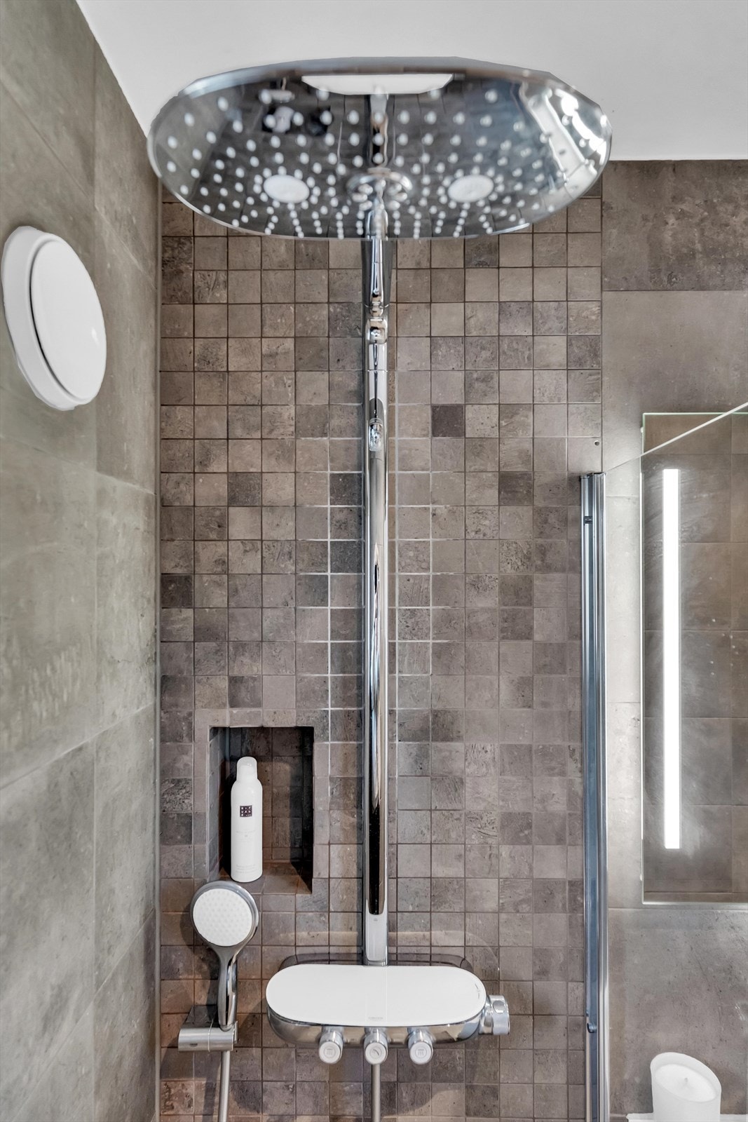 Badet har en regnfallsdusj som gir en avslappende og behagelig dusjopplevelse. Galleribilde