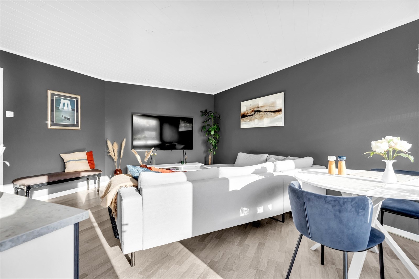 Veggene er malt i en tidsmessig gråfarge som står godt til parkett på gulvet. Galleribilde