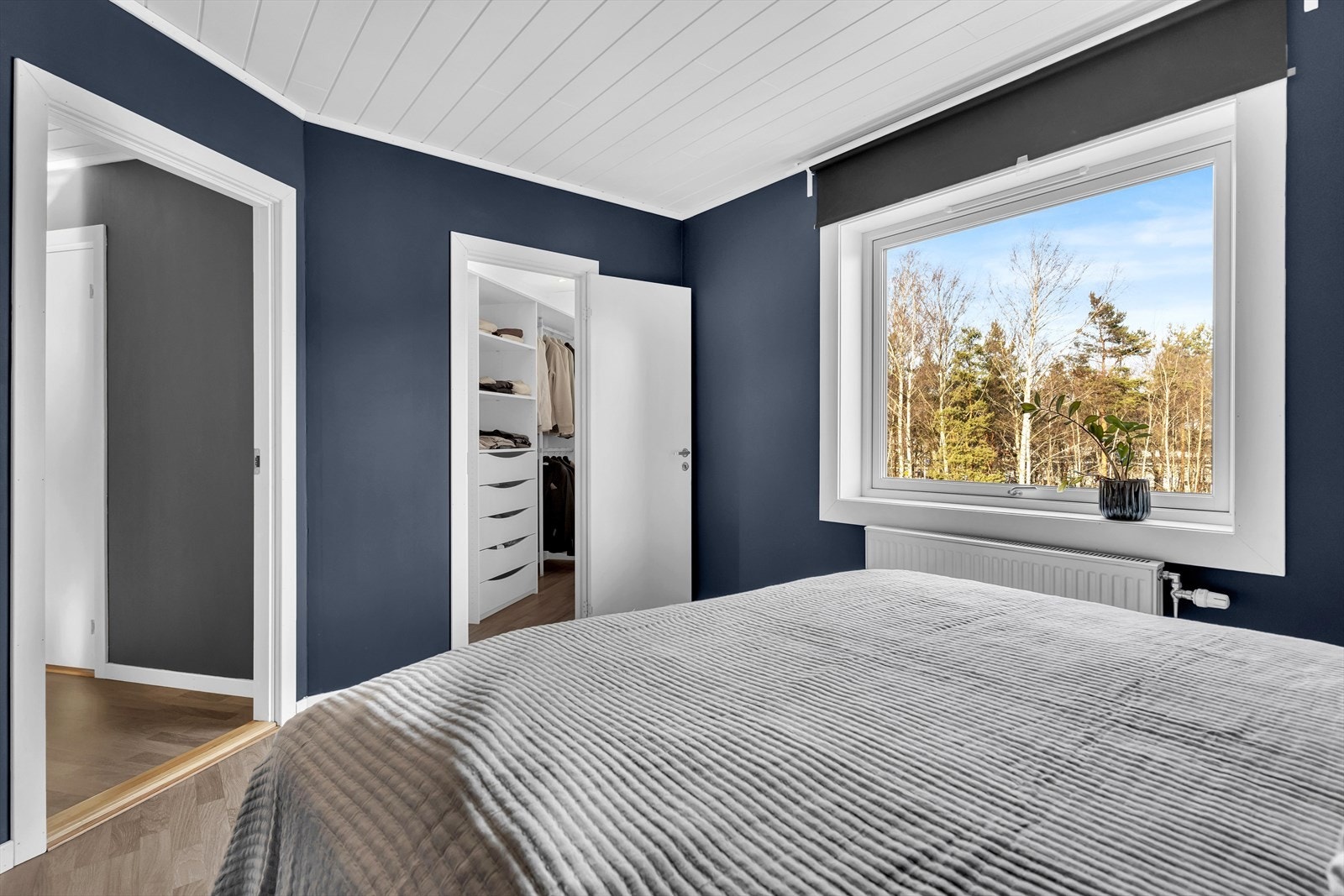 Soverommet har et romslig walk-in closet, perfekt for å organisere klærne på en praktisk og stilfull måte. Galleribilde