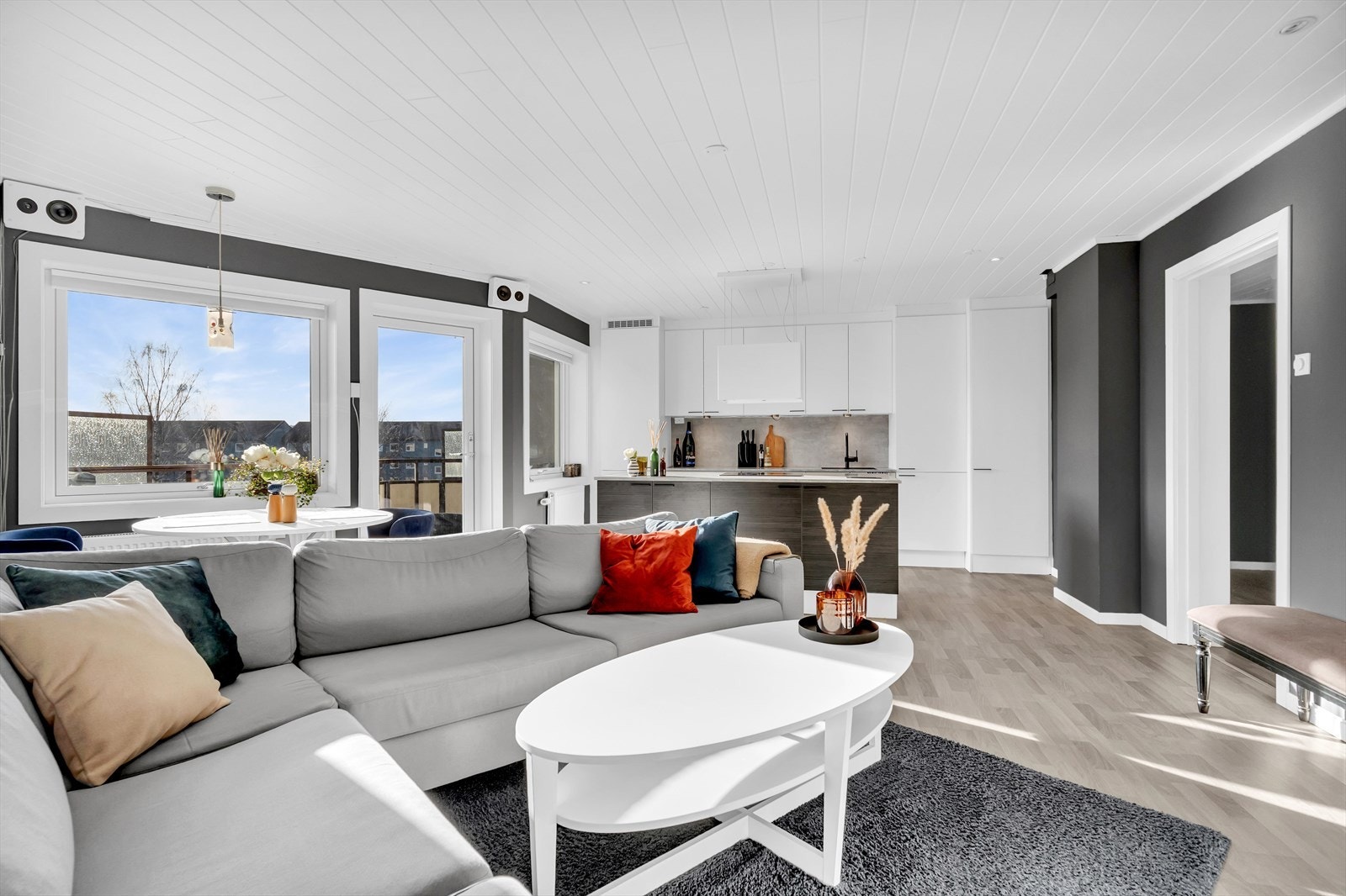 De store vindusflatene slipper inn rikelig med naturlig lys i leiligheten. Galleribilde