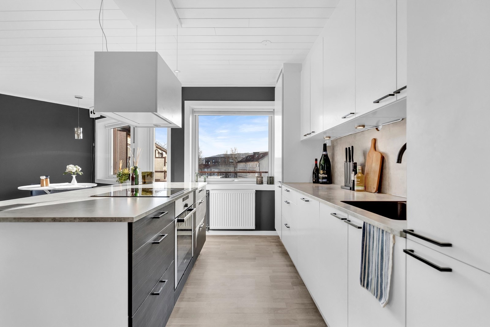 Her får du lange benker og alle hvitevarer helintegrert, inkludert induksjonstopp og stekeovn, som er plassert på kjøkkenøyen. Galleribilde