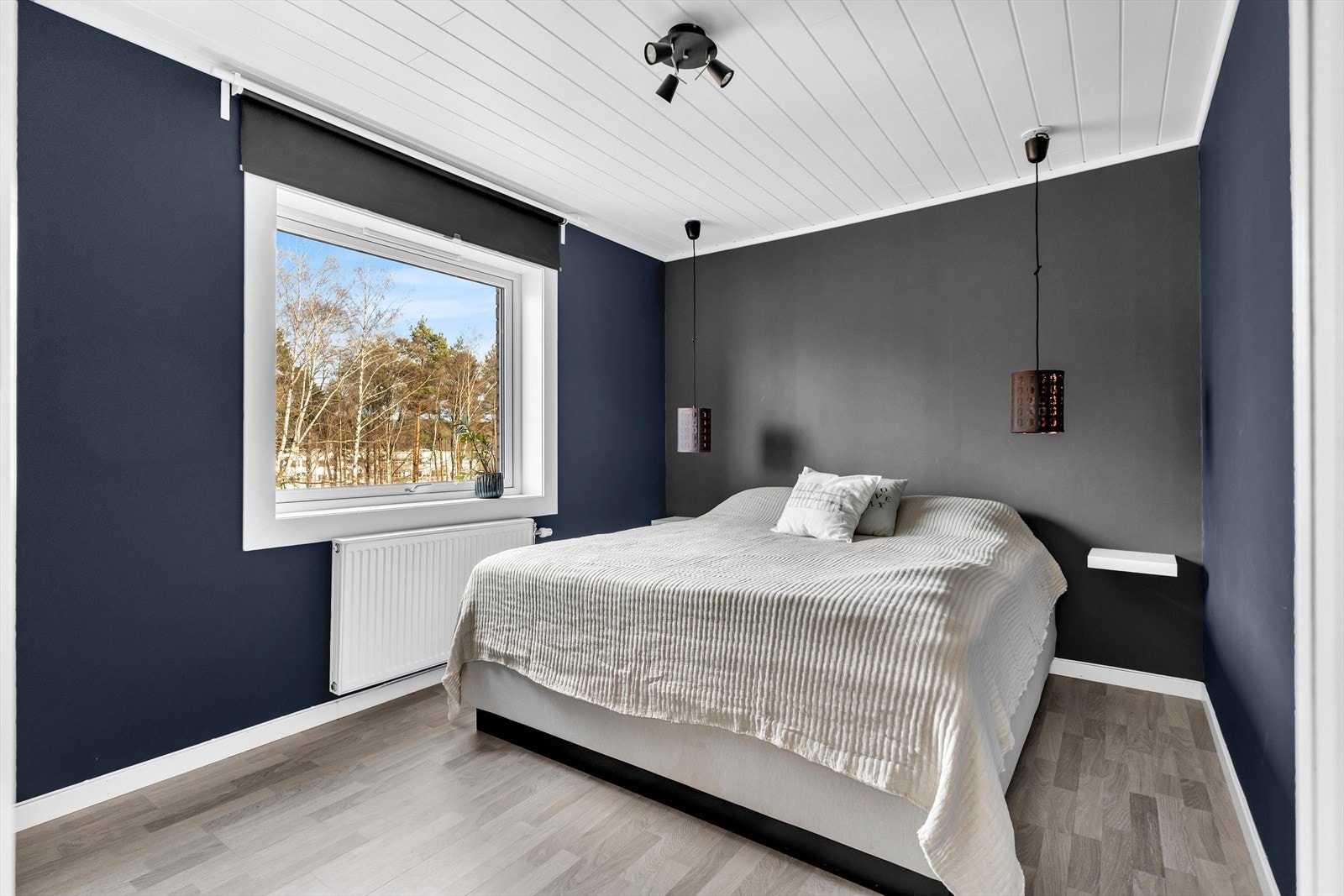 Hovedsoverommet har en svært god størrelse med god plass til dobbeltseng og nattbord. Galleribilde