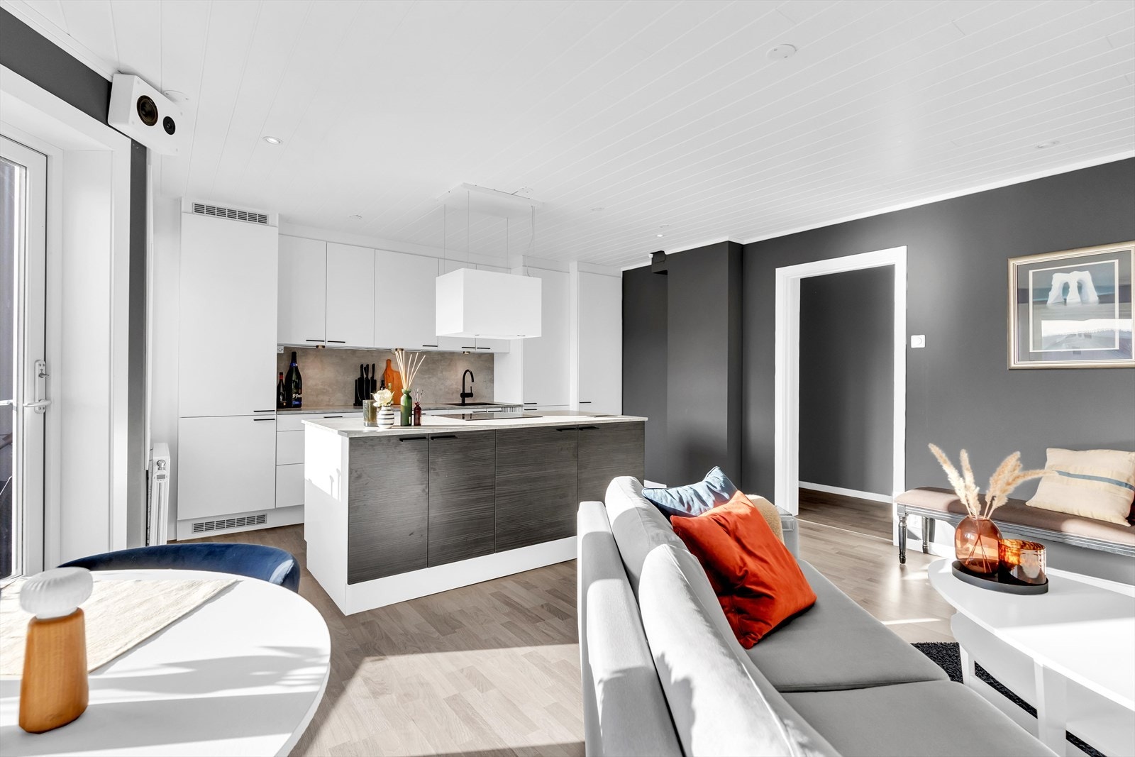 Den åpne kjøkkenløsningen er perfekt for deg som er sosial, og liker å ha middagsgjester. Galleribilde