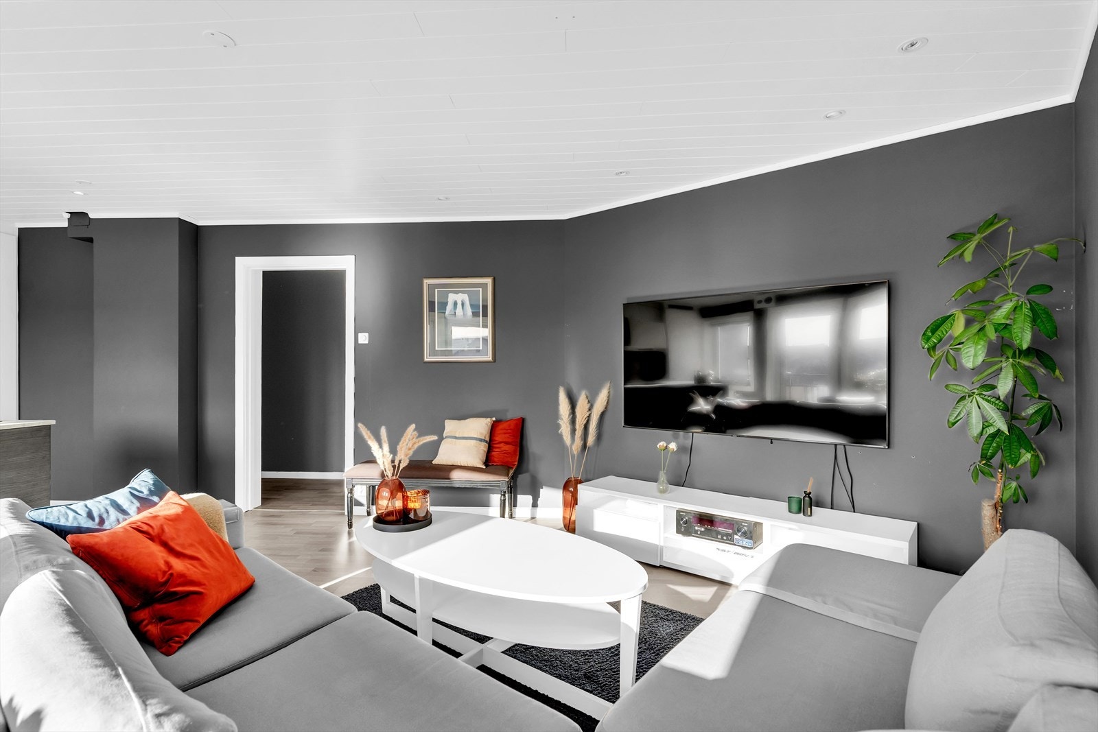 I stuen er det god plass til en sofagruppe med tilhørende mediemøblement. Galleribilde