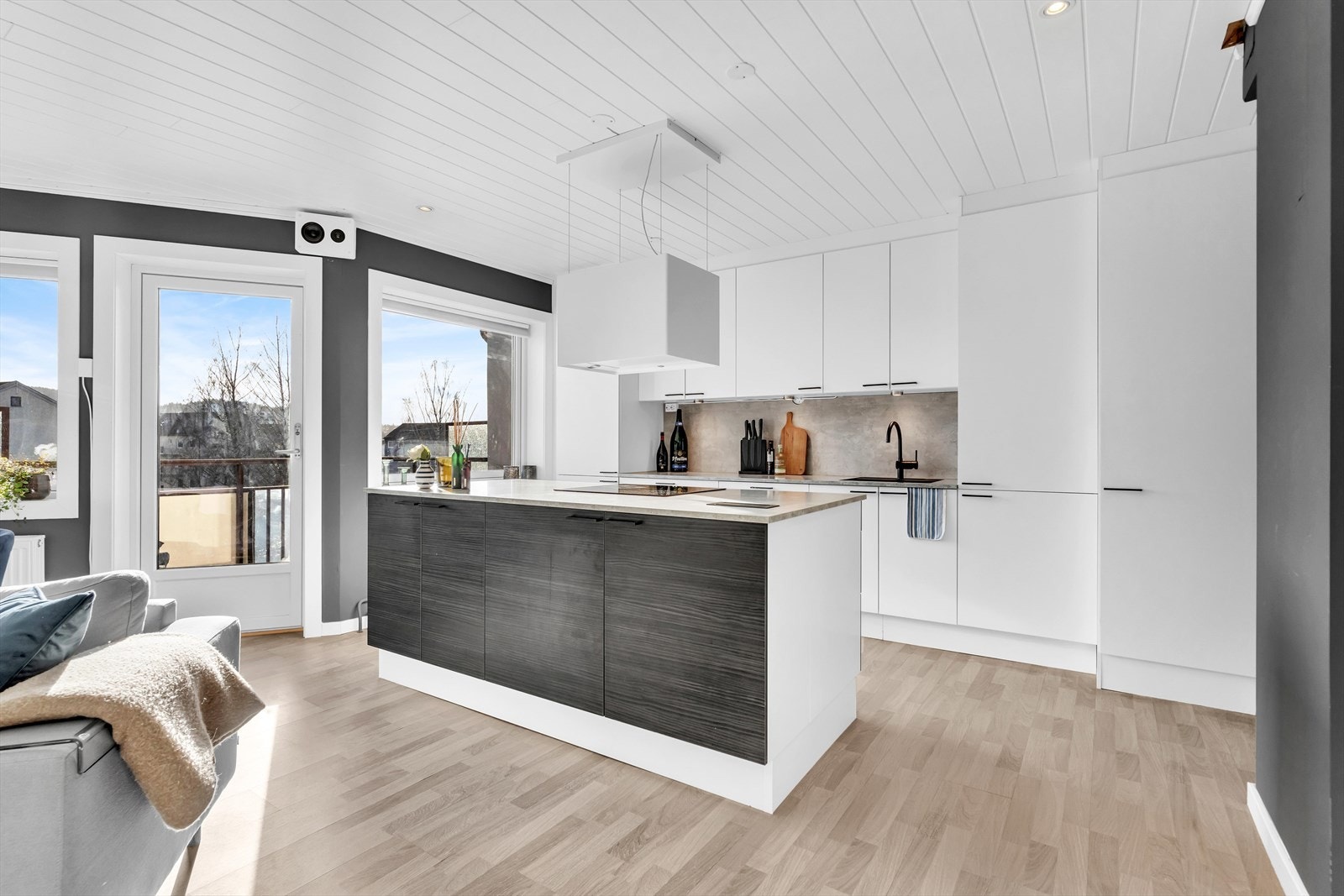 Kjøkkenøyen skaper et behagelig skille mellom stue- og kjøkkendel. Det er opplegg for vaskemaskin i høyskapet. Galleribilde