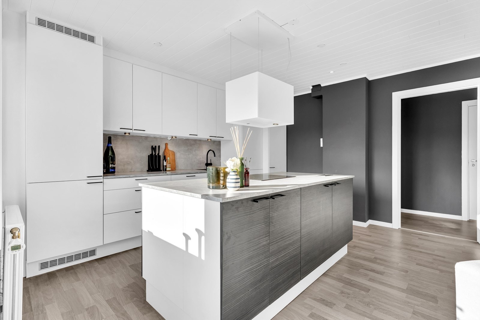 Pent og moderne kjøkken med glatte fronter. Galleribilde