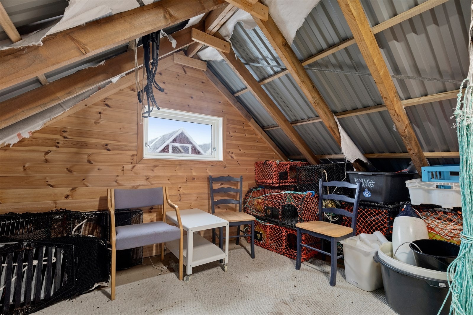 Romslig loft for lagring Galleribilde