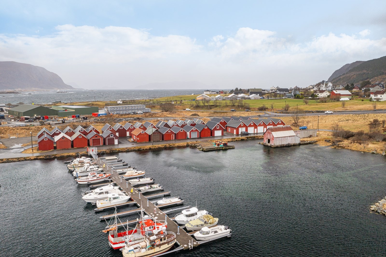 Her er det enkel tilkomst med bil og kort avstand til sjøen Galleribilde