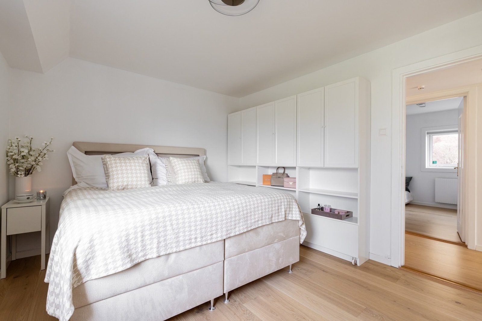 Her er det god plass til dobbeltseng og nattbord. Sengen som står der nå er 180cm. Galleribilde