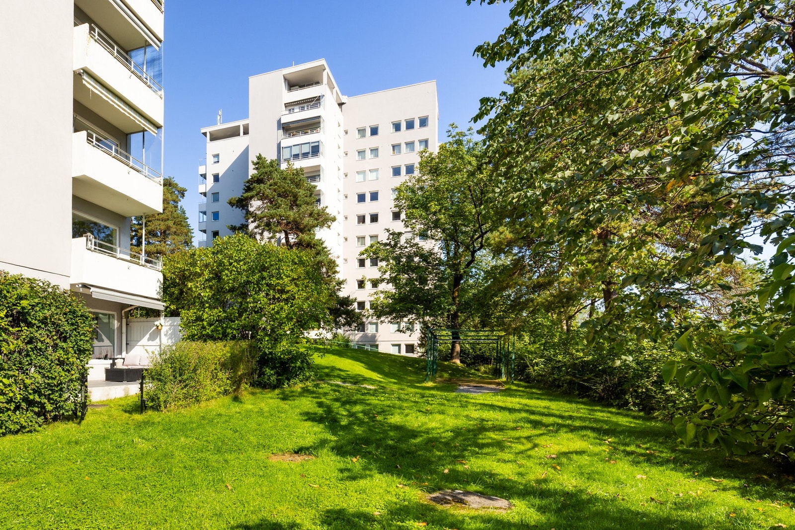 Gullkroken 7 ligger i et attraktivt og veletablert boligområde på Hoff/Smestad. Galleribilde