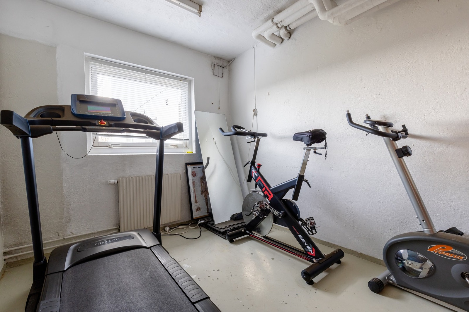 I sameiet er det både et godt utstyrt styrkerom, samt et eget rom med tredemølle og spinningsykkel. Galleribilde