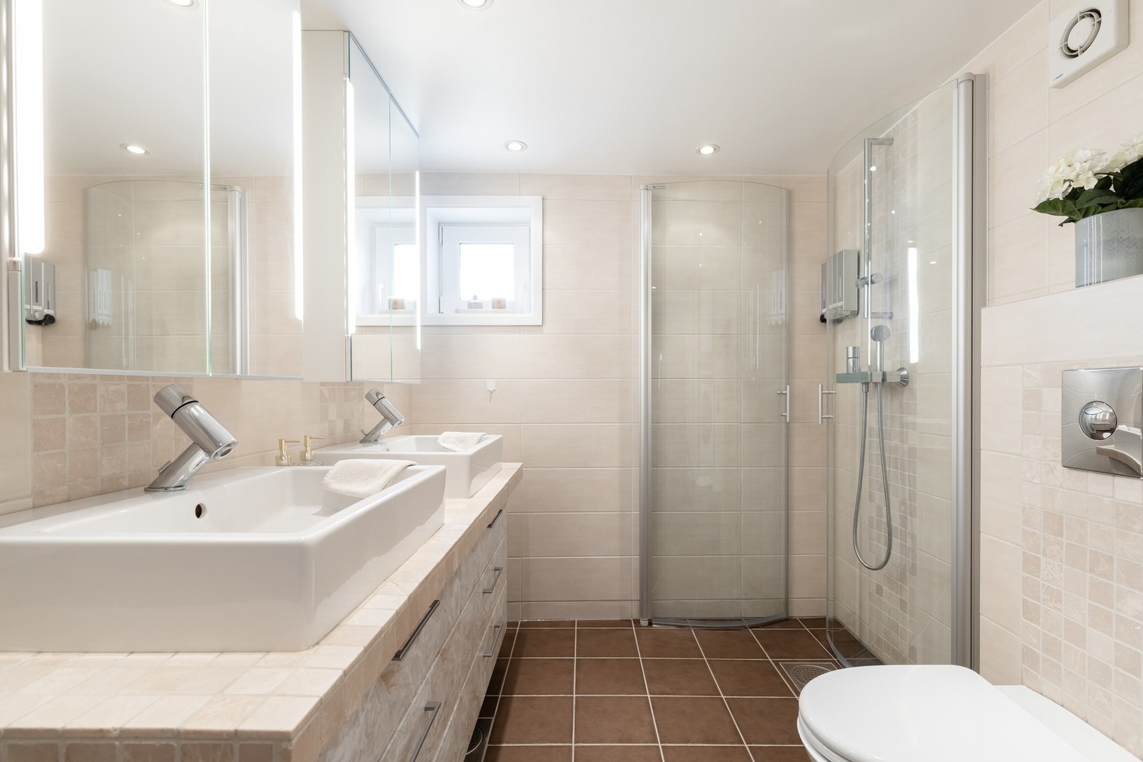 Romslig og stilrent bad med lekre fliser. Galleribilde