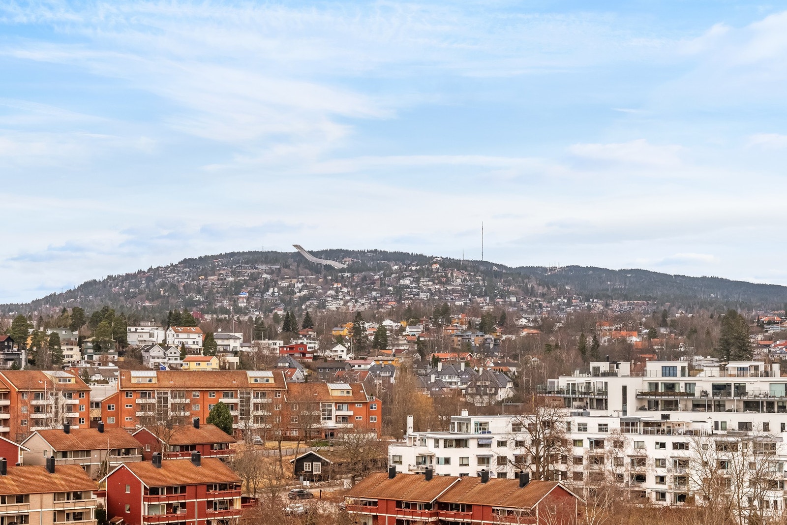 Fra en av takterrassene ser man også over nærområdet og mot Holmenkollen. Galleribilde