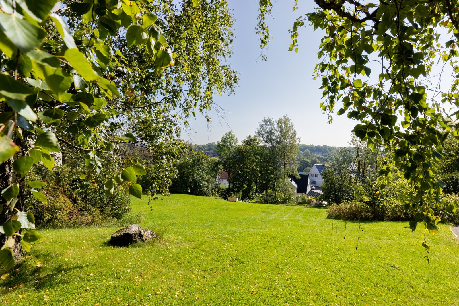 Dette er et perfekt sted for dem som ønsker å bo i rolige og naturskjønne omgivelser, samtidig som de har enkel tilgang til urbane fasiliteter og et rikt kulturtilbud. Galleribilde