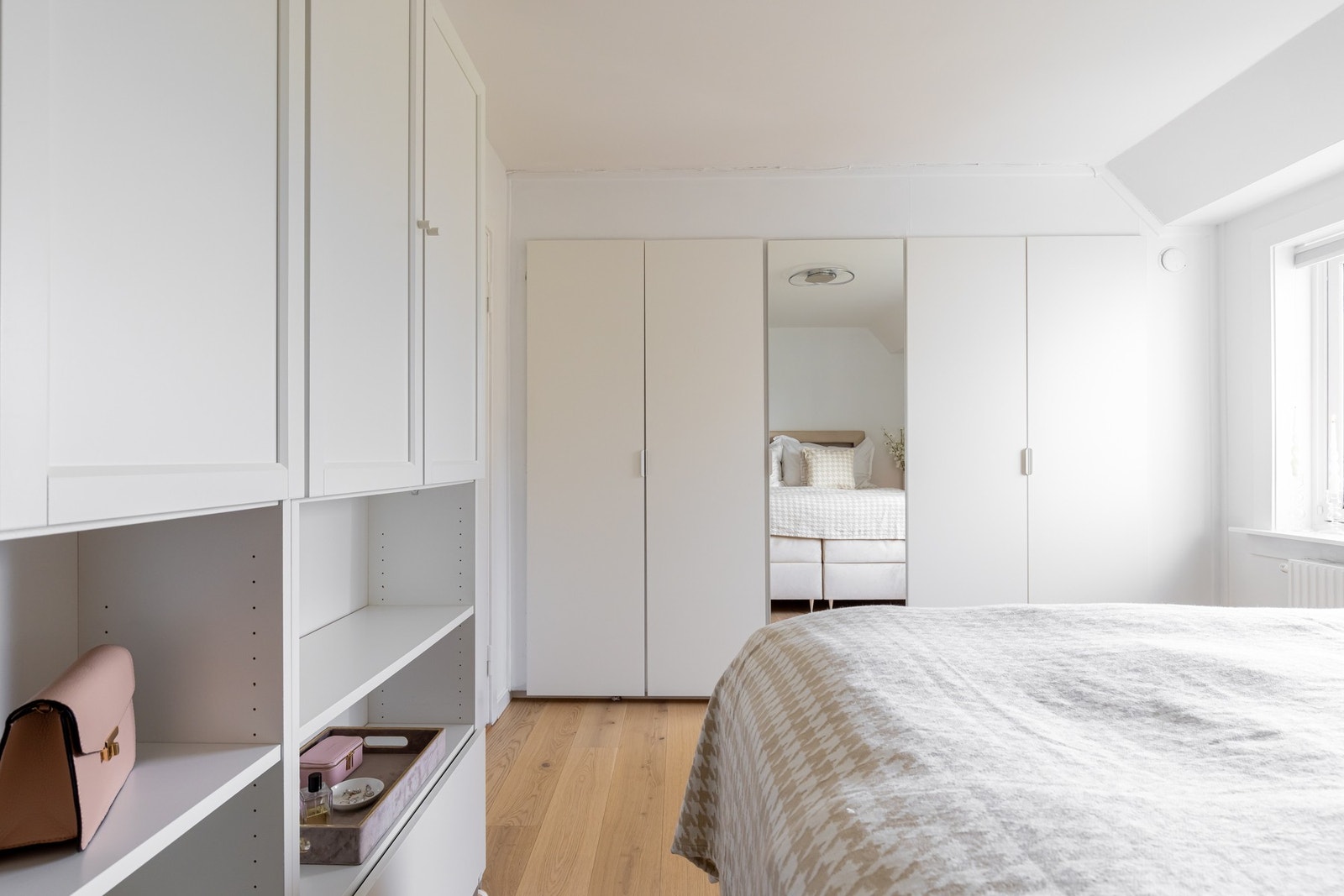 Det er i tillegg rikelig med garderobeskap langs to vegger noe som sørger for smart oppbevaring og en ryddig atmosfære. Galleribilde