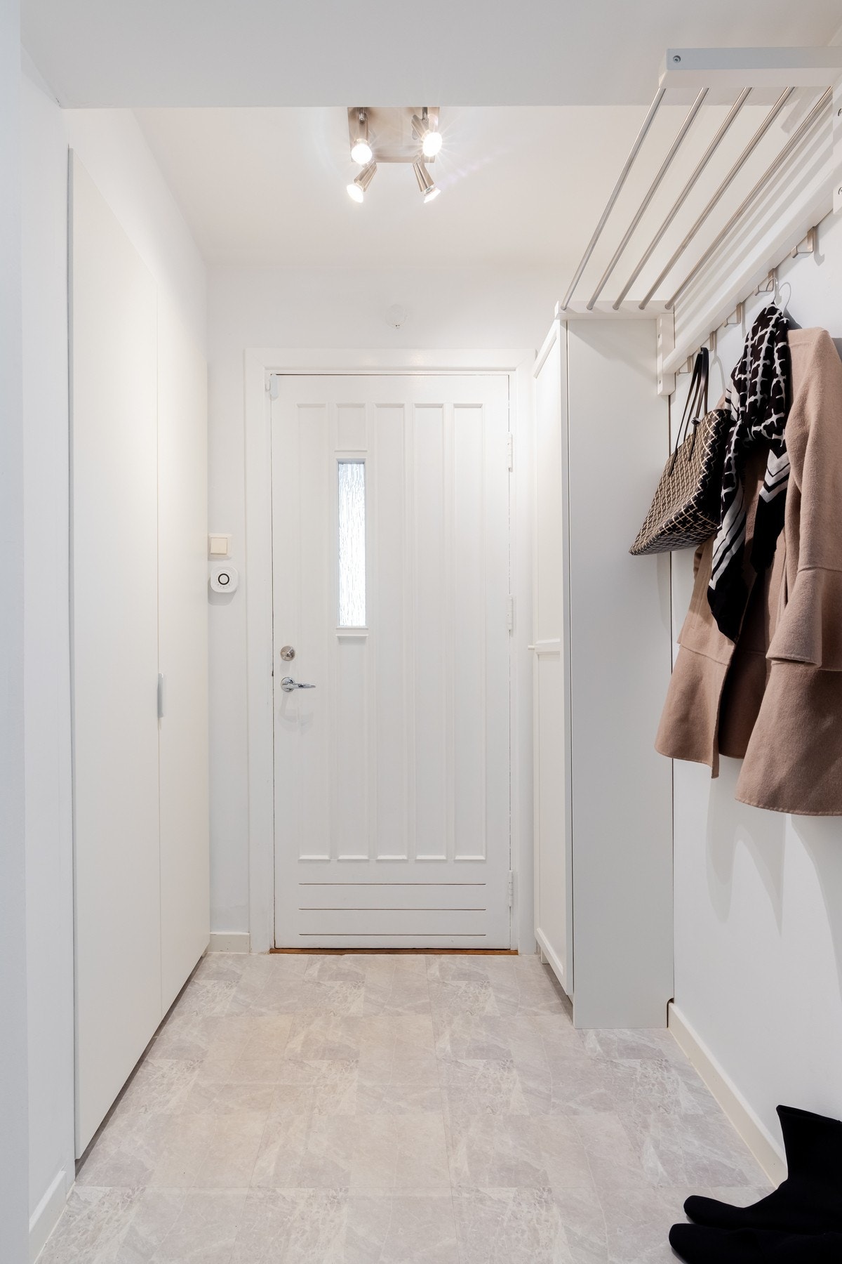 Det er også rikelig med lagringsplass i eksterne boder. Denne leiligheten disponerer en kjellerbod, en loftsbod og et bodskap i felles matbod . Galleribilde