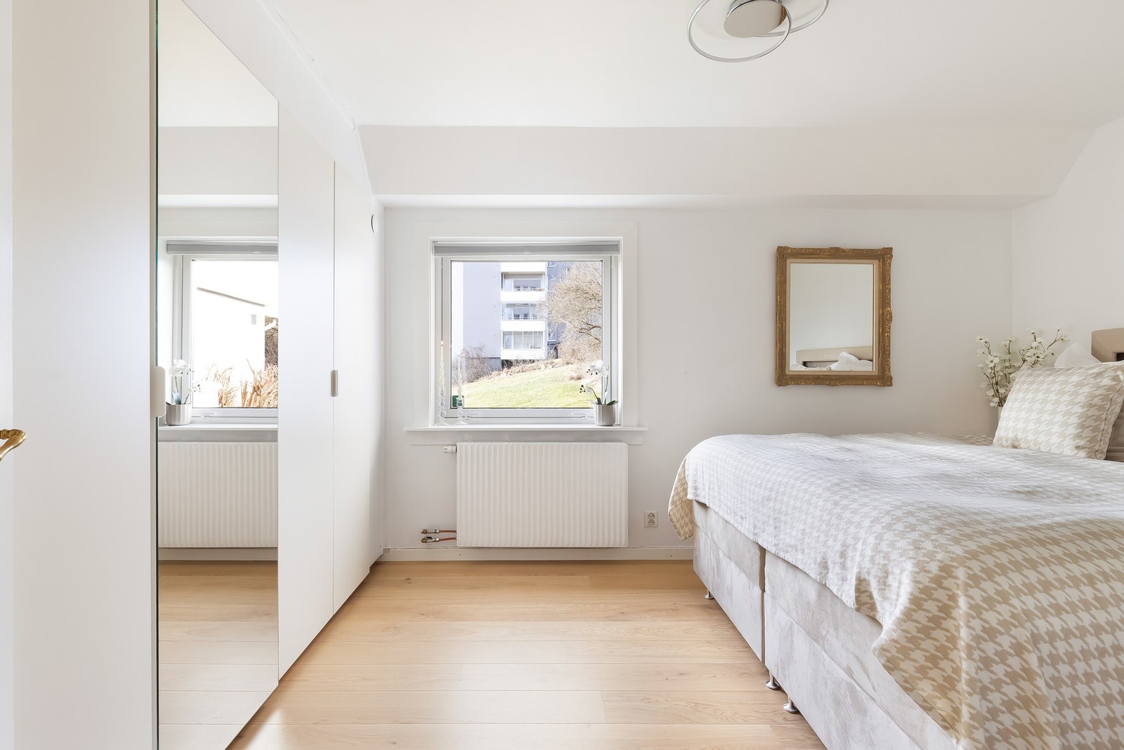 I leiligheten er det to store soverom. Galleribilde