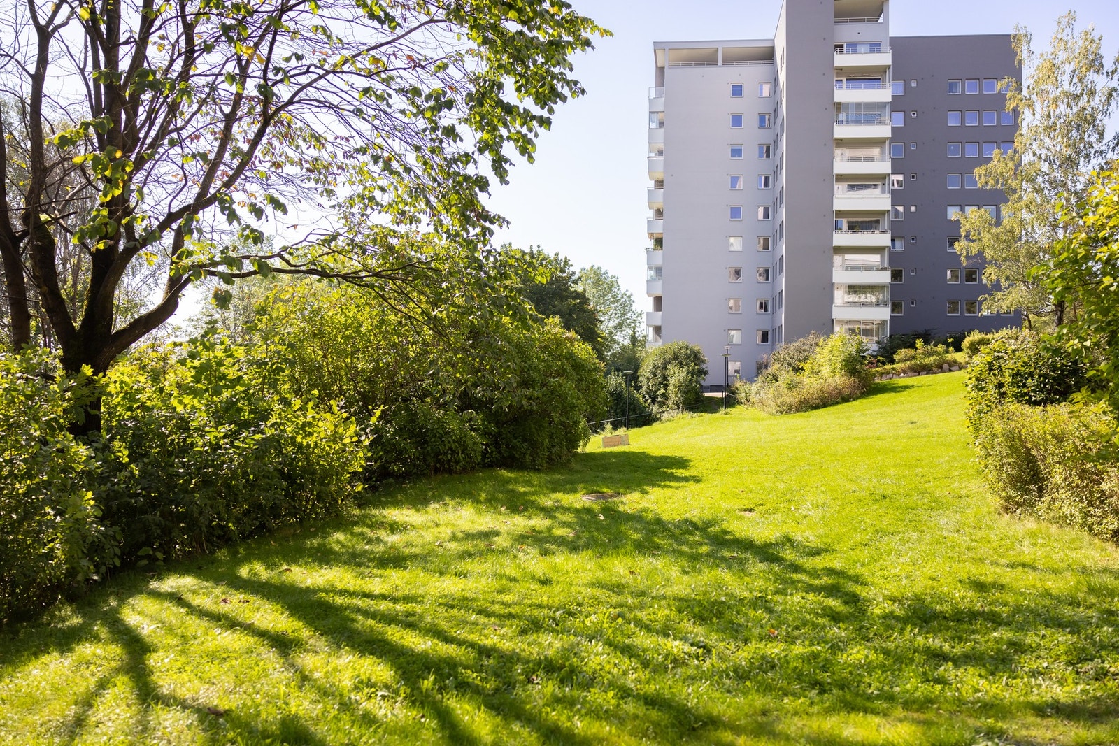 Området er preget av grønne omgivelser, rolige gater og nærhet til både byliv og flotte rekreasjonsområder. Galleribilde