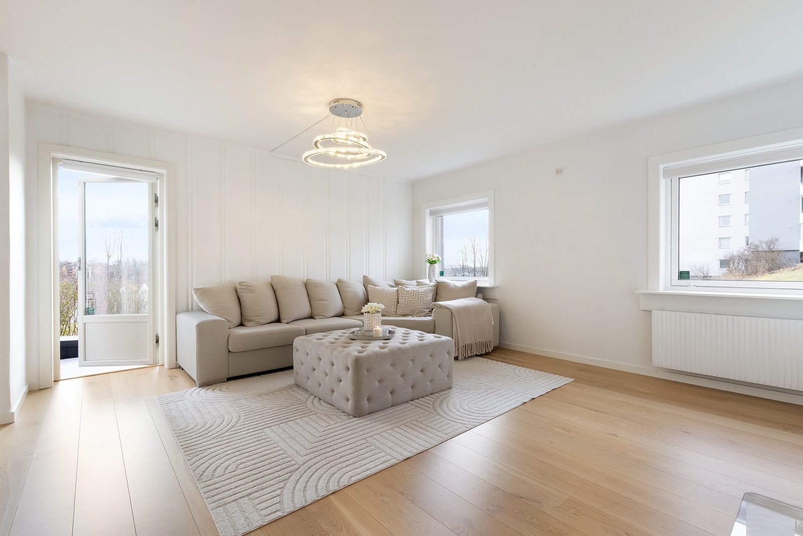 Her kan du enkelt innrede med en romslig sofagruppe, mediemøblement og spisebord i tilknytning til kjøkkenet som ligger i delvis åpen løsning mot stuen. Galleribilde