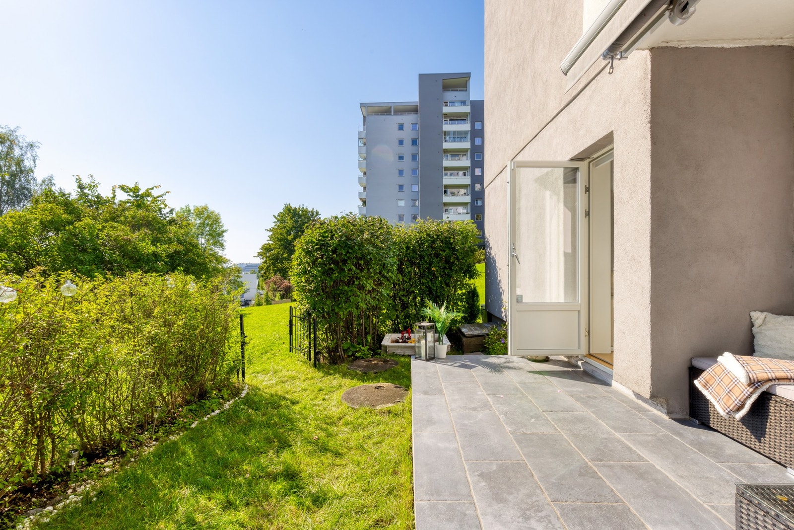 Det er montert markise som skjermer godt for solen på de varmeste vår- og sommerdagene. Galleribilde