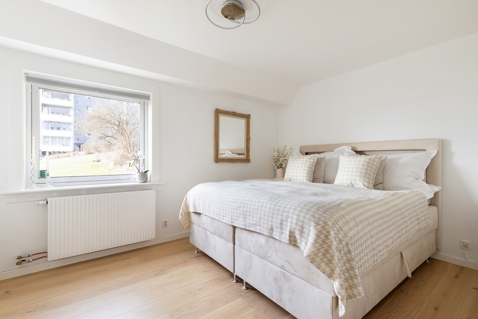 Lyst og luftig hovedsoverom av meget god størrelse. Galleribilde