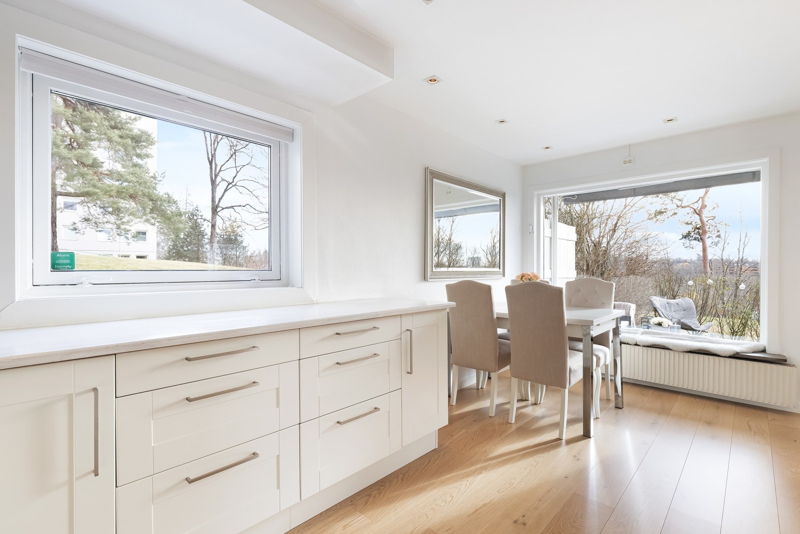 Kjøkkenet er utstyrt med integrert komfyr, induksjonstopp, oppvaskmaskin, mikroovn og kjøl/frys - disse medfølger naturligvis ved salg. Galleribilde