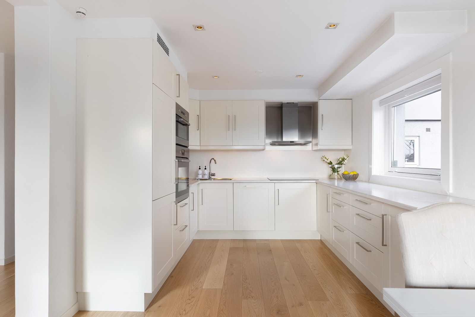 Kjøkkenet er godt utnyttet med mye skap- og benkeplass - noe som gjør dette til et kjøkken som innbyr til matlaging og hygge. Galleribilde