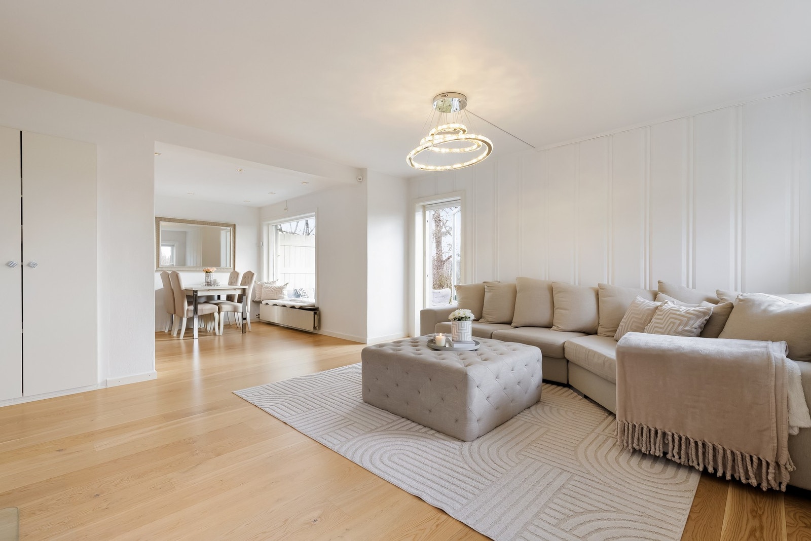 Leiligheten holder en gjennomført fin stil med lyse fargetoner og et lekkert 1-stavs eikeparkettgulv. Galleribilde