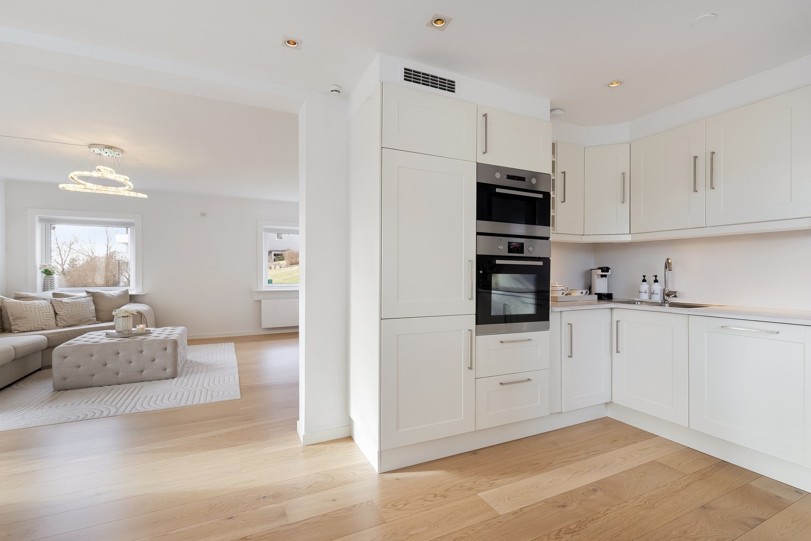 Pent og funksjonelt kjøkken som ligger naturlig adskilt fra stuedelen. Galleribilde