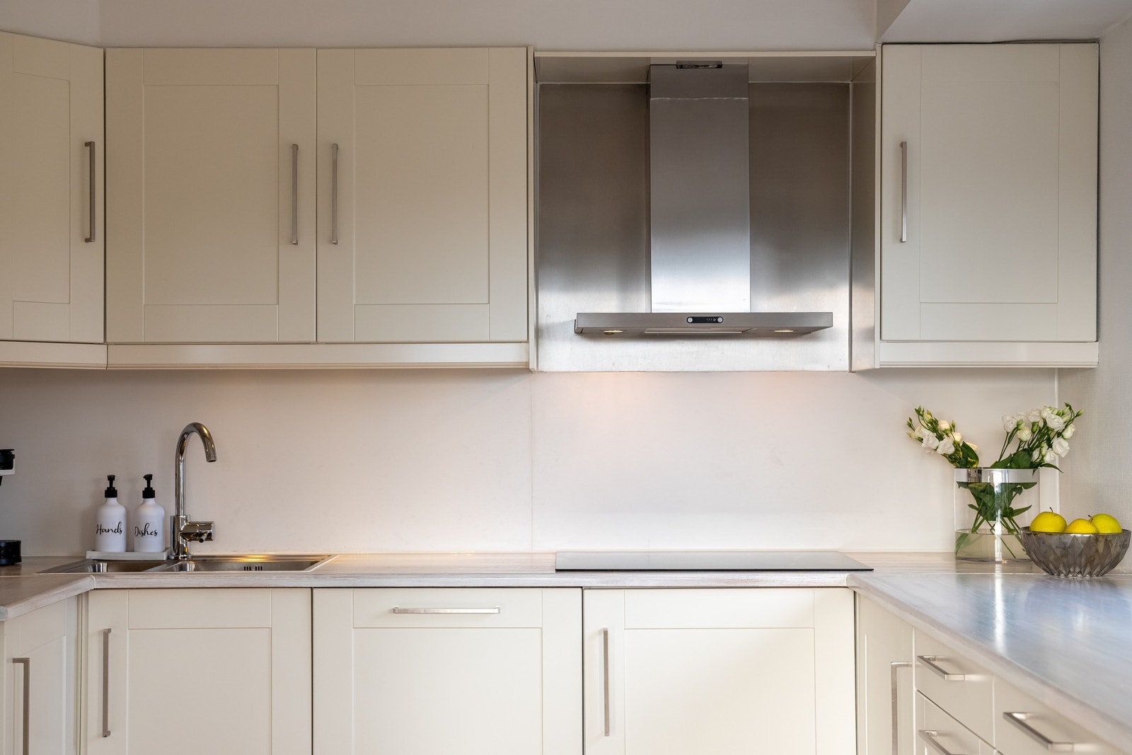 Kjøkkeninnredning fra IKEA (2012) med stilren eik heltre benkeplate og praktisk nedfelt kum. Blandebatteri fra 2025. Galleribilde