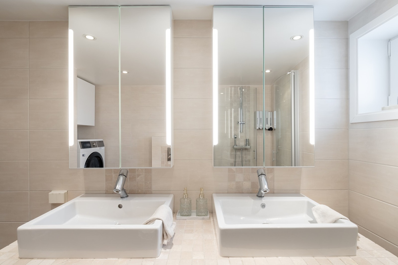 Praktiske speilskap på badet. Galleribilde