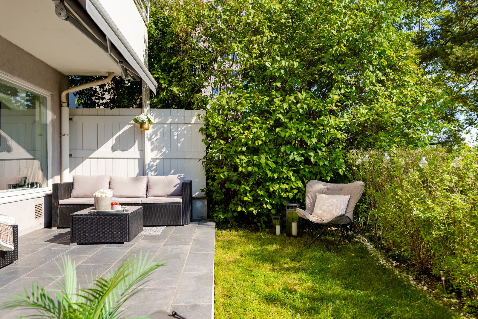 Her får man gleden av en flott, sydøstvendt markterrasse og utgang mot felles grøntområde - et ideelt uterom for både avslapning og lek. Galleribilde