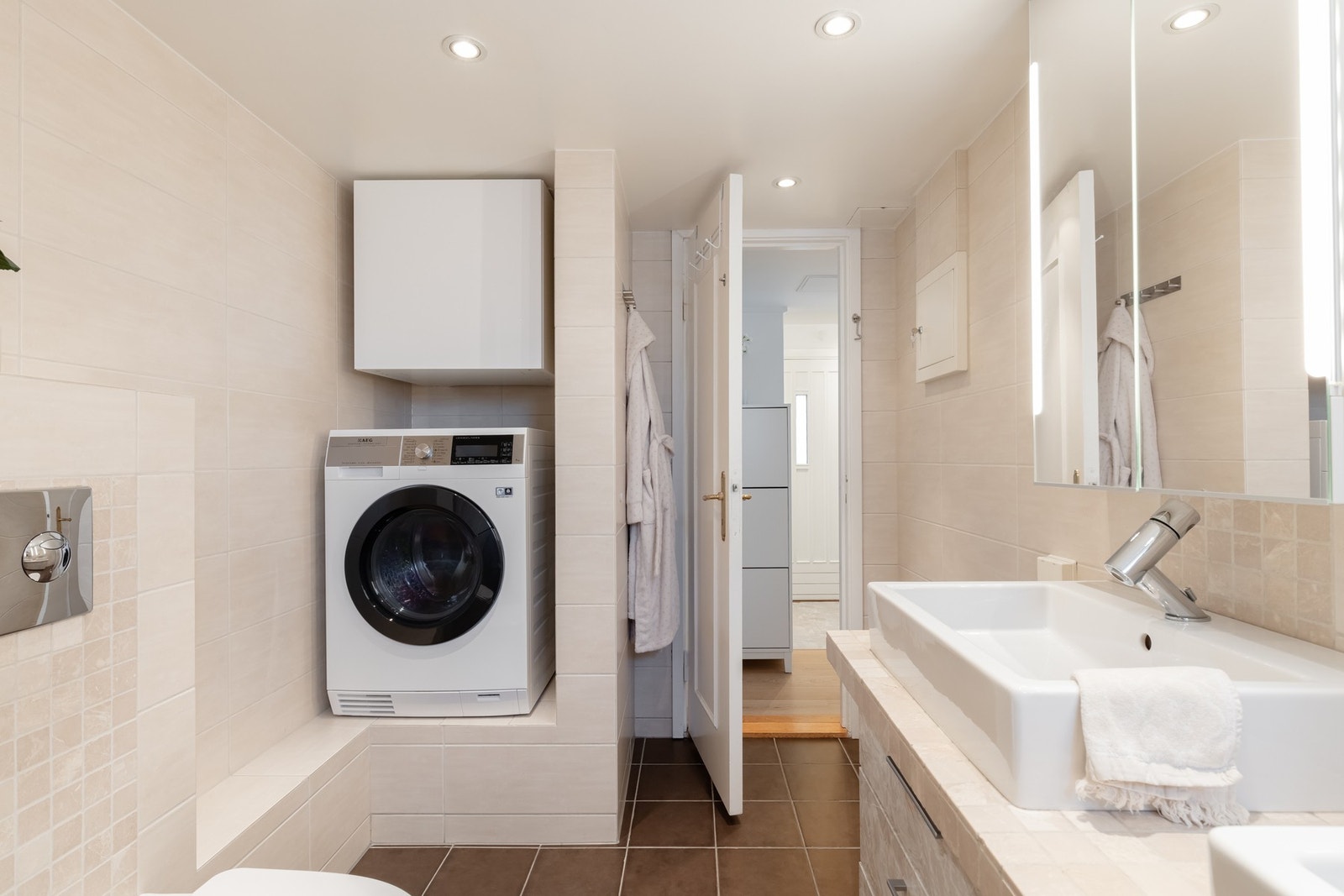 Det er i tillegg en praktisk nisje hvor det er opplegg for vaskemaskin. Vaskemaskin kan medfølge om ønskelig. Galleribilde