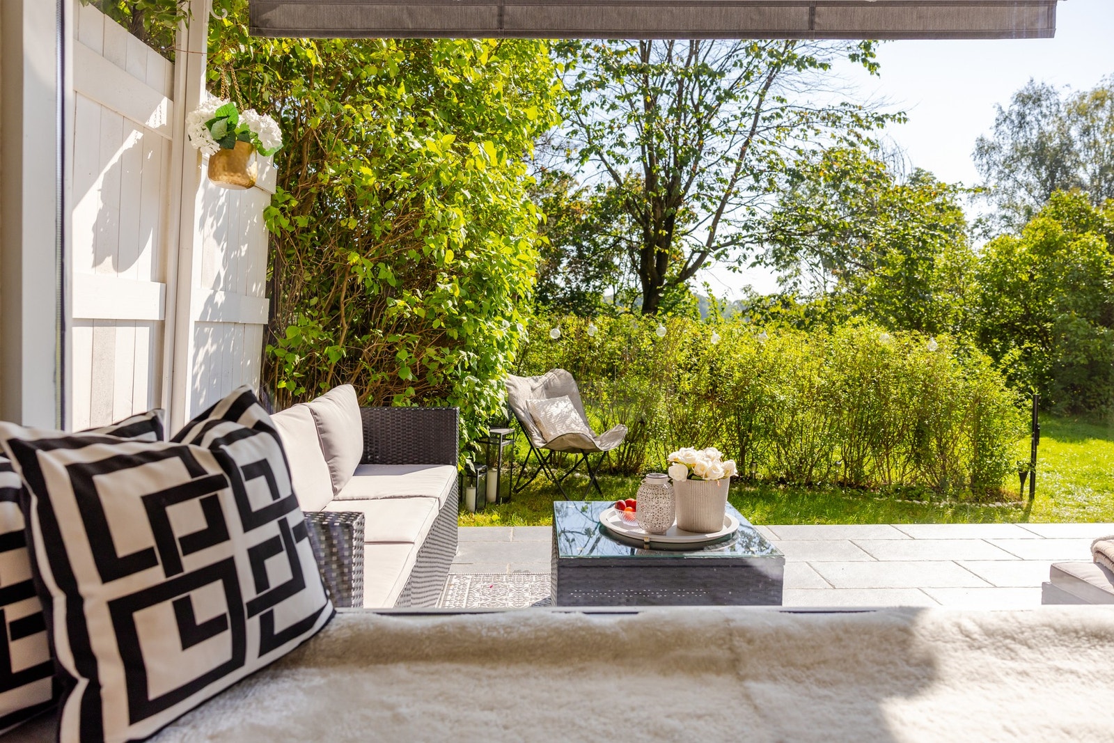 Her kan du sitte å nyte de grønne omgivelse med en kaffekopp og en god bok. Galleribilde