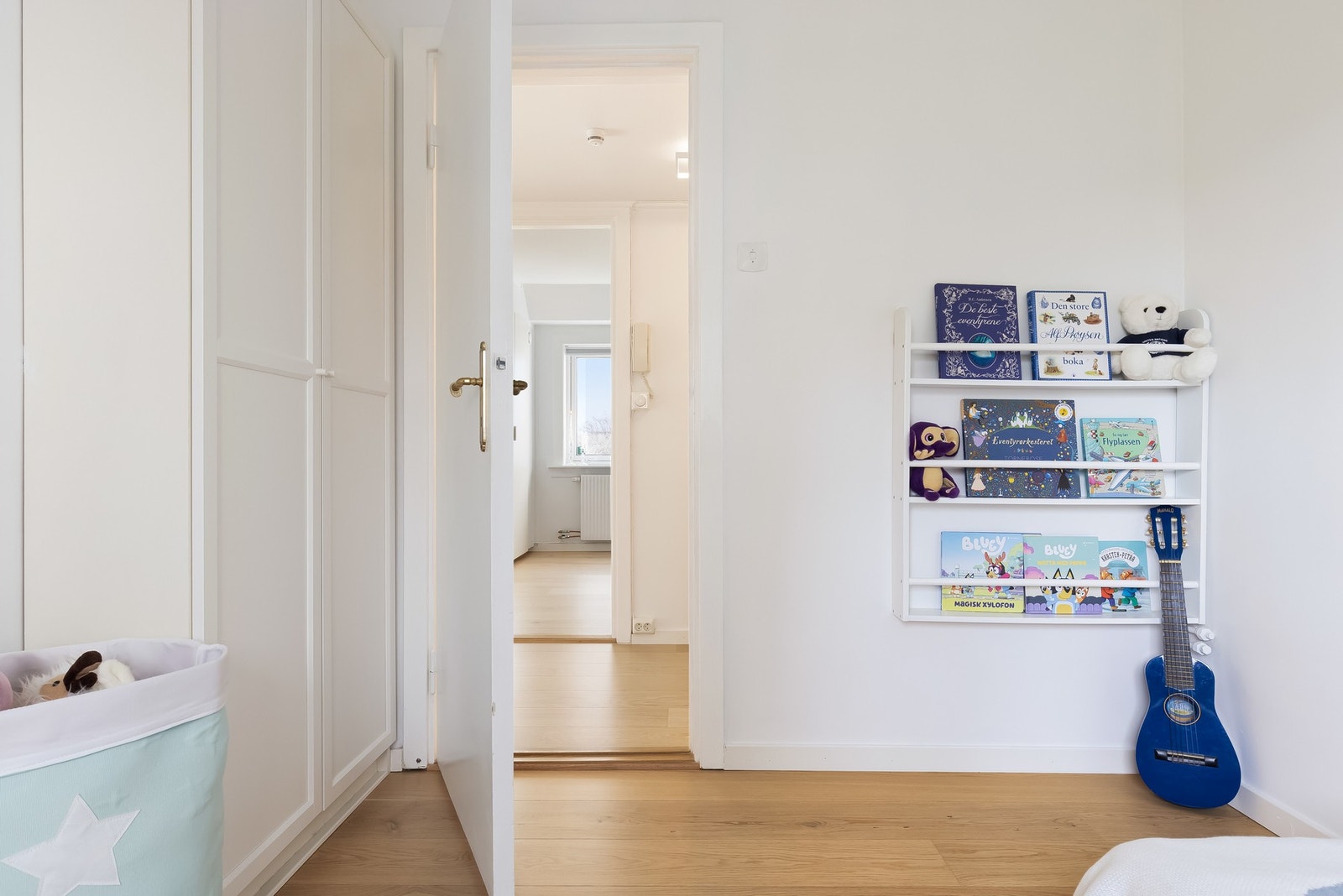 Dette rommet egner seg perfekt som barnerom, gjesterom eller til hjemmekontor - her er mulighetene mange. Galleribilde