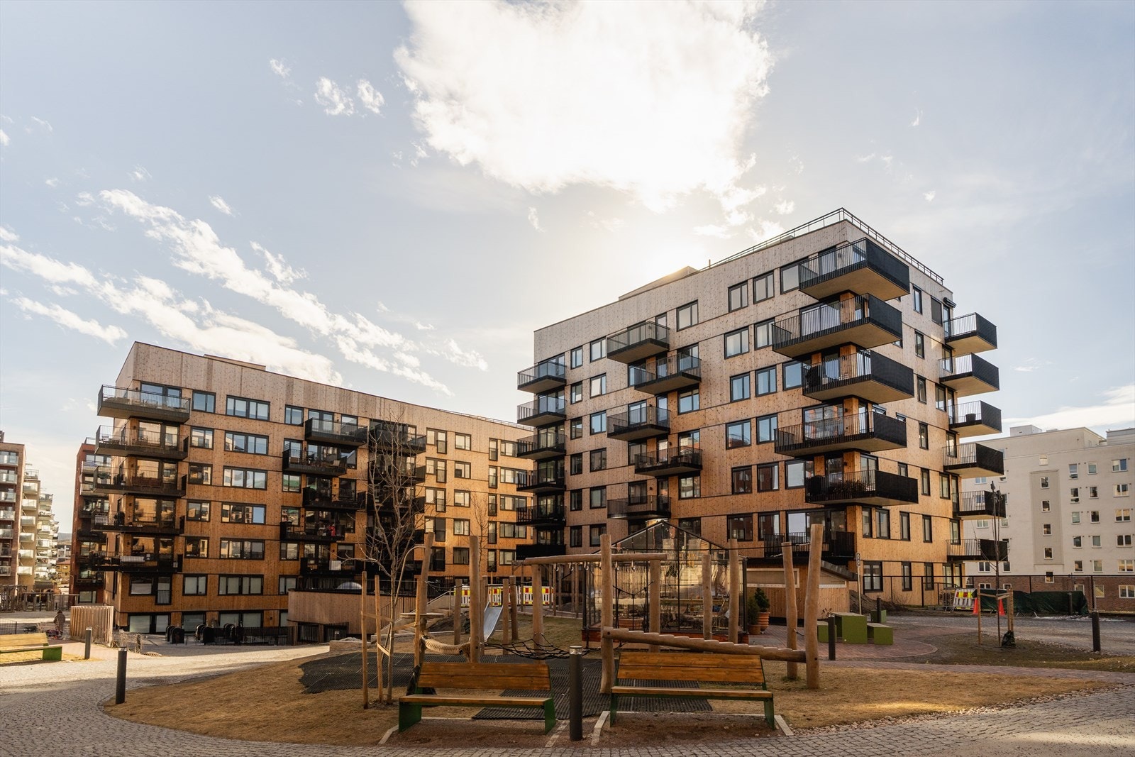 Meget pent opparbeidet bakgård med felles lekeplass og sittebenker Galleribilde