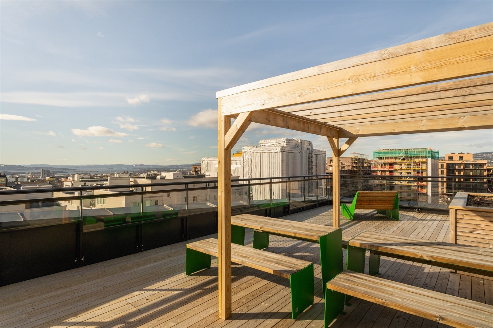 Takterrassen har flere sittegrupper Galleribilde